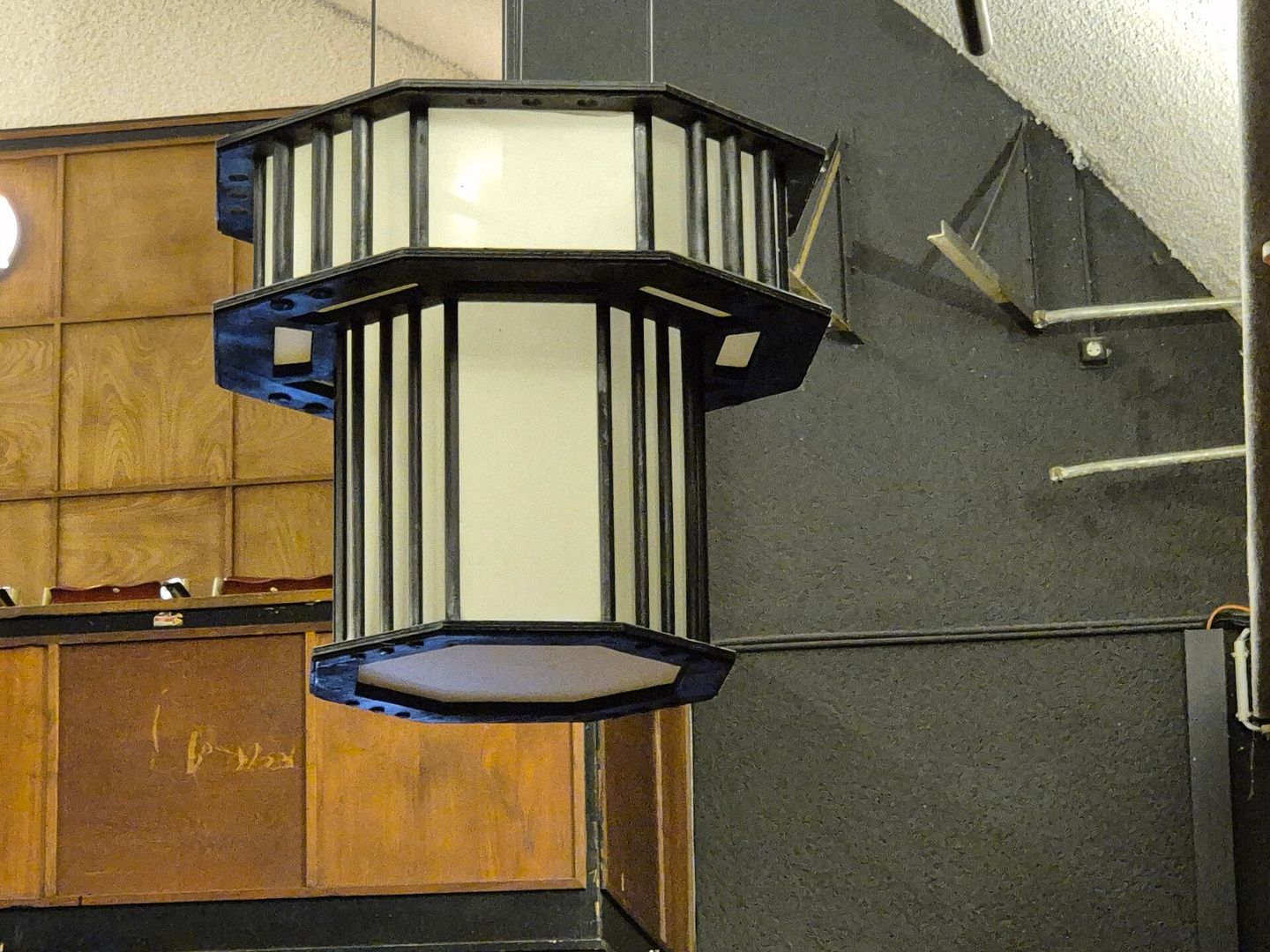 Achthoekige hanglamp met zwarte stijlen en melkglazen panelen