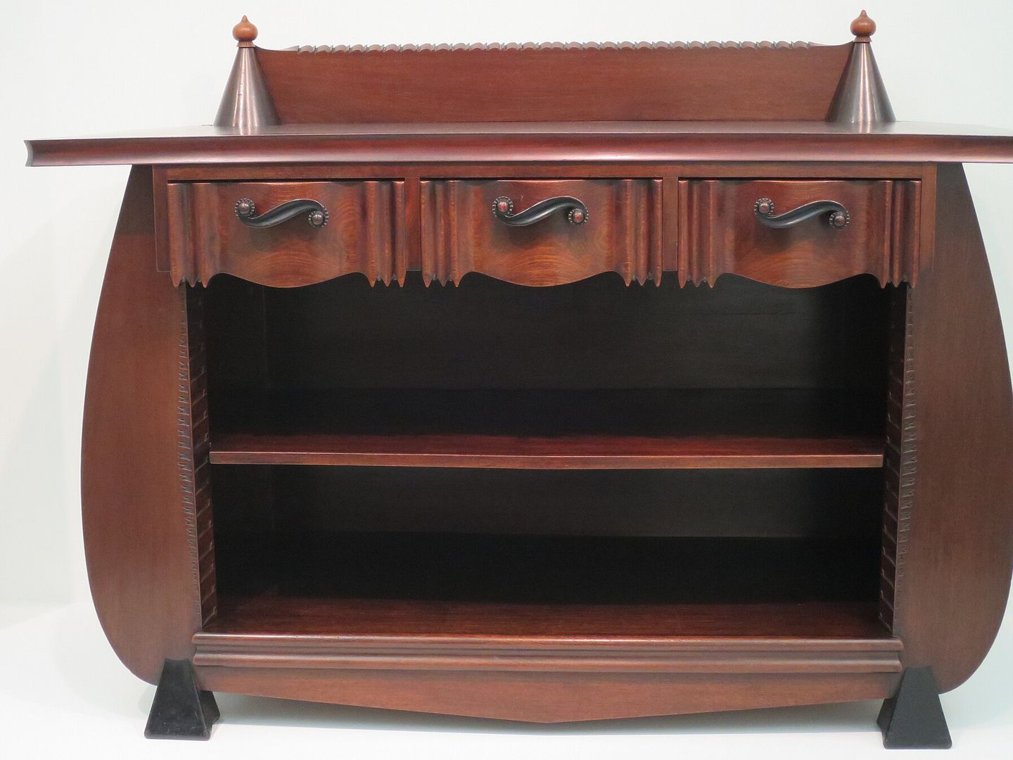 Houten dressoir met bolle zijkanten, drie laden met gebogen grepen en een open vak