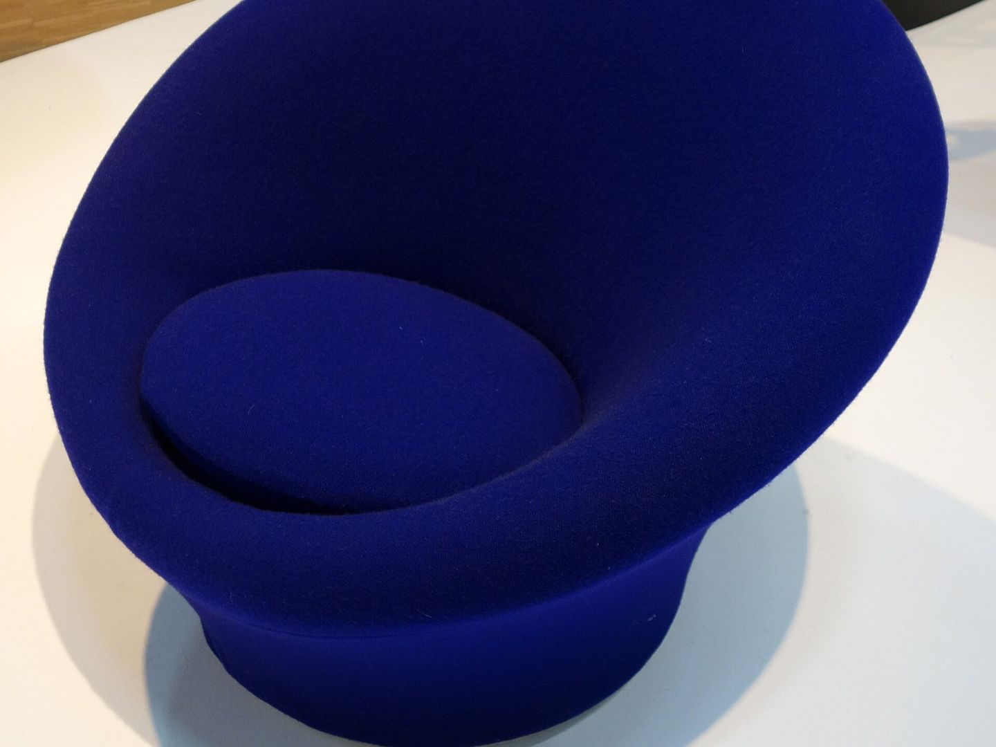 Mushroom-fauteuil 560 van Pierre Paulin in het Musée national d’art moderne in Parijs