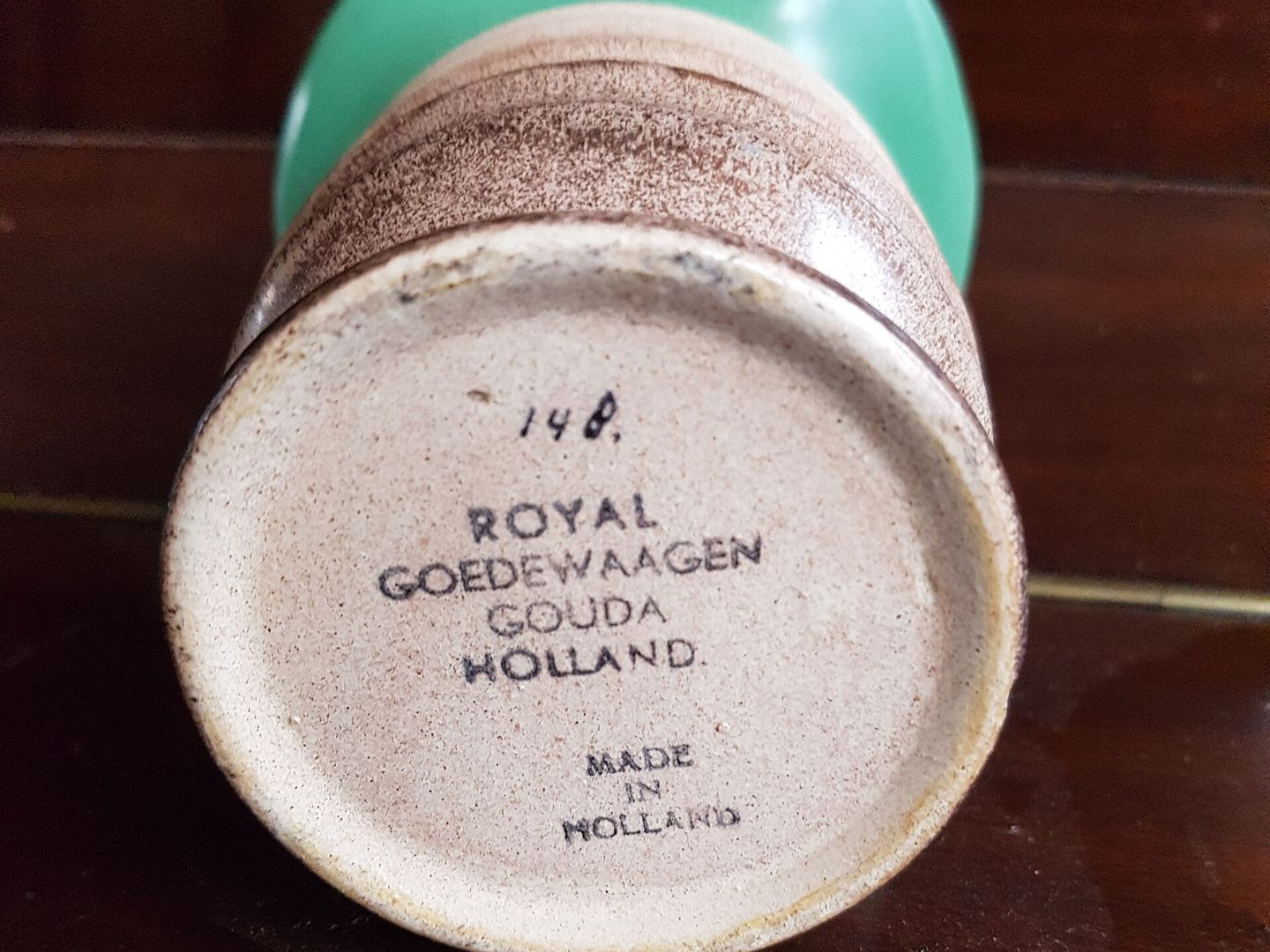 Onderkant van een groene vaas met 148, Royal Goedewaagen, Gouda, Holland en Made in Holland