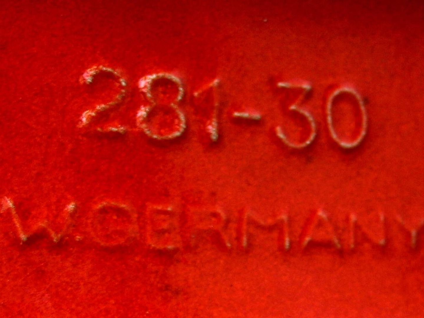 Rode glazuur met in reliëf het nummer 281-30 en W. Germany