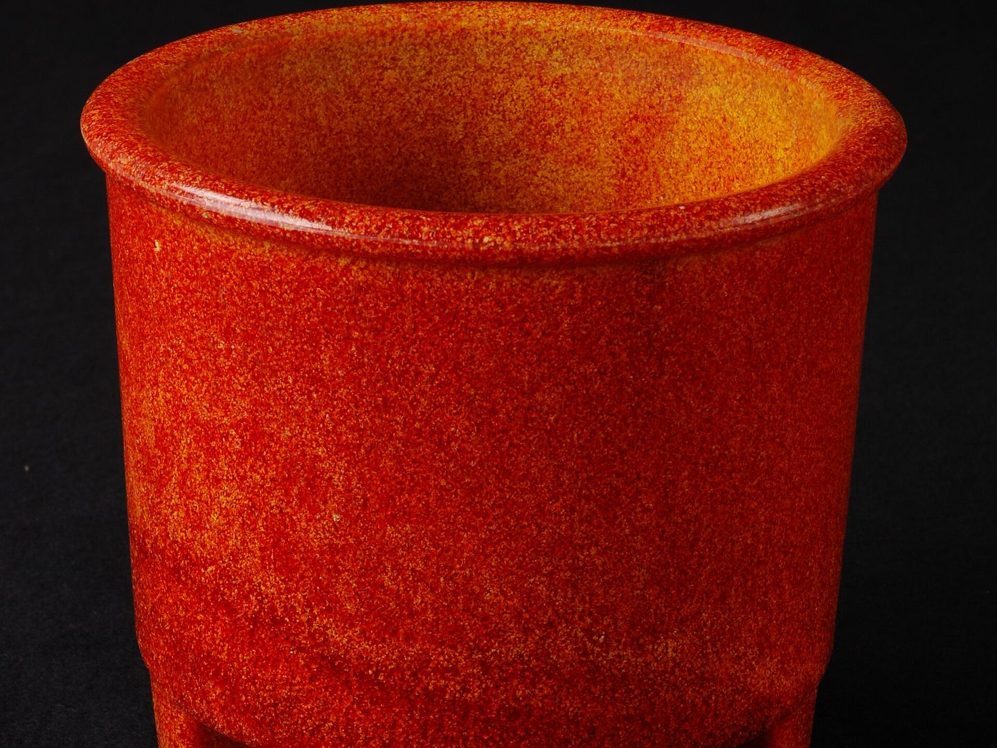 Rode bloempot van korrelig Graniver-glas met blokjes langs de onderrand
