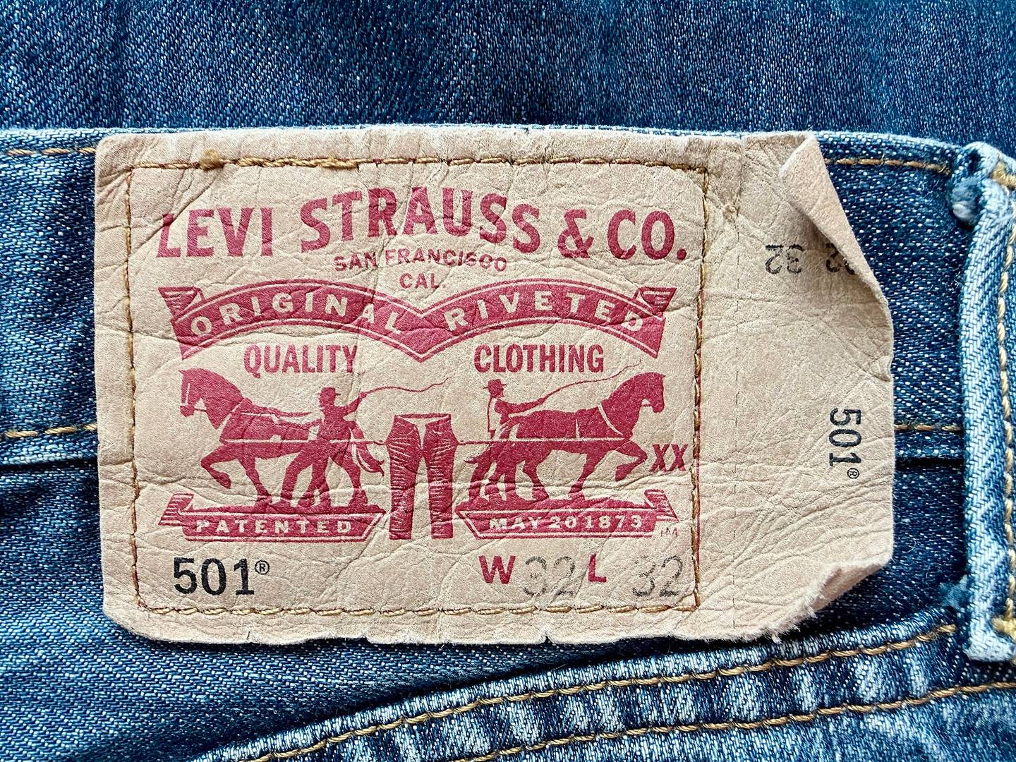 Patch met twee paarden die aan een broek trekken, het lotnummer 501 en de maat W32 L32