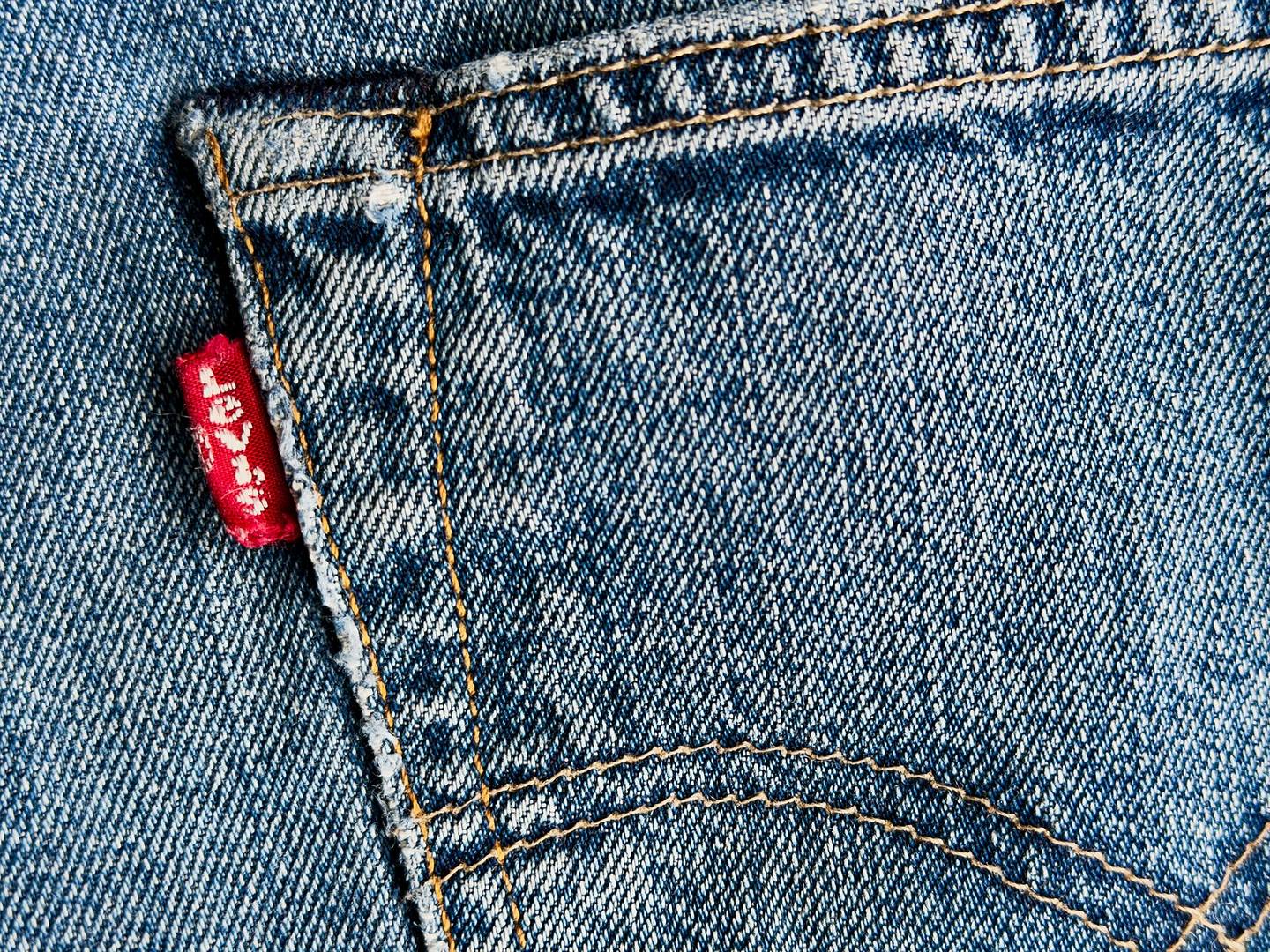 Rood lipje met Levi’s in kleine letters op een verwassen achterzak