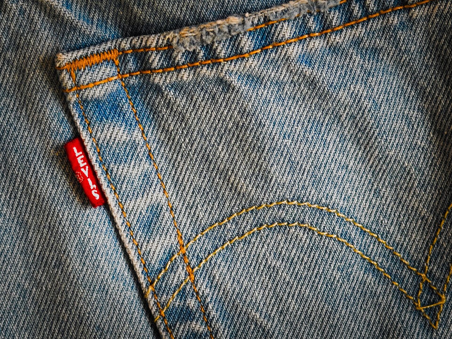 Rood lipje met LEVI’S in hoofdletters op een lichte achterzak