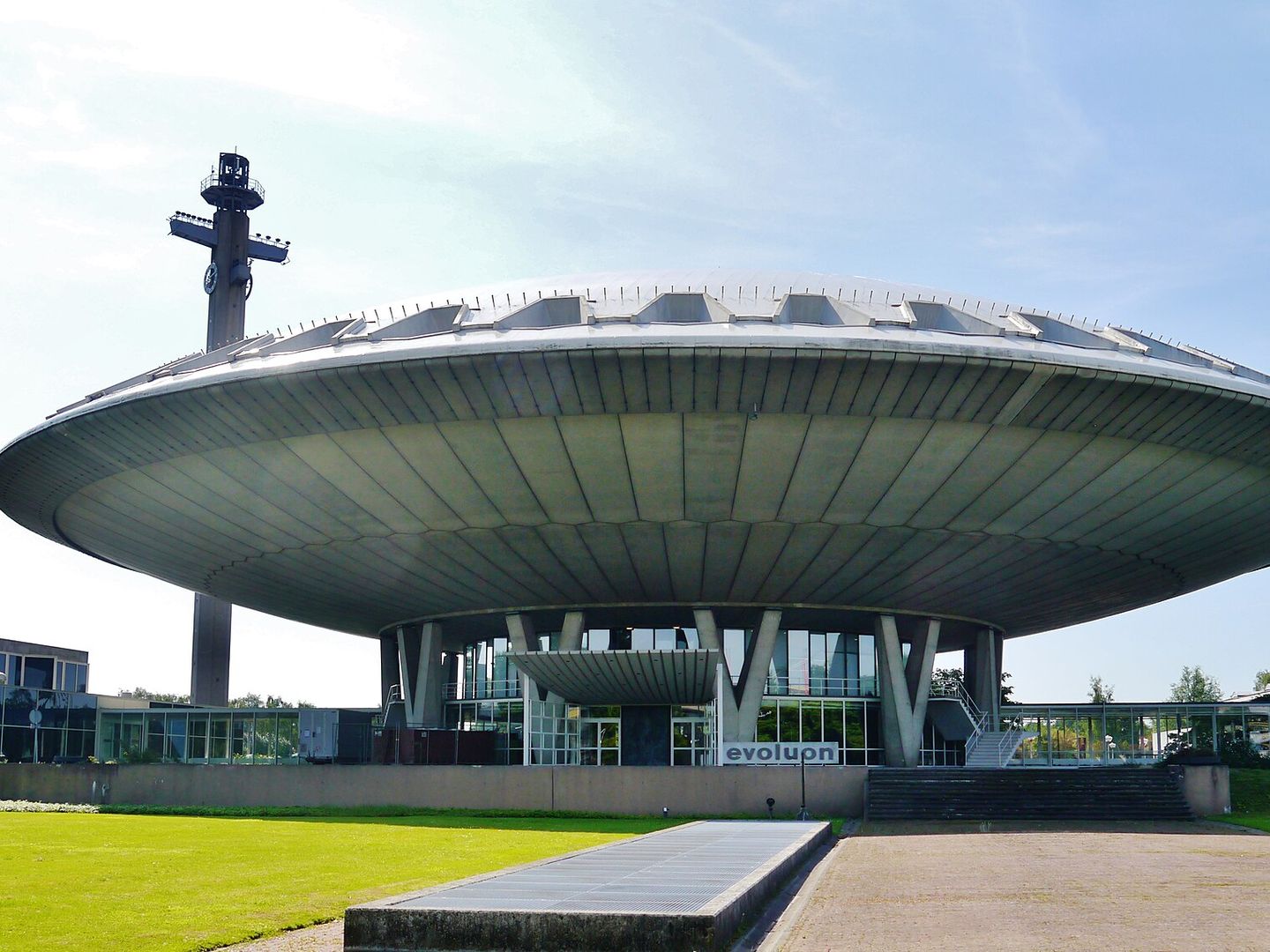 Het Evoluon in Eindhoven, een betonnen gebouw in de vorm van een vliegende schotel op pijlers