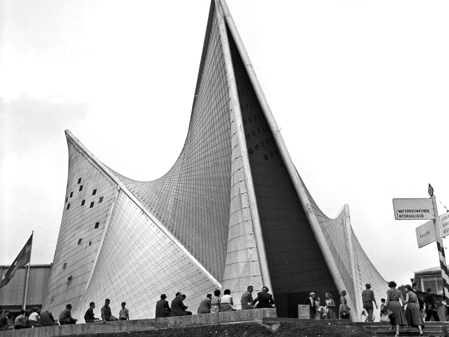 Het Philips-paviljoen op de Expo 58 in Brussel met zijn spitse betonnen punten