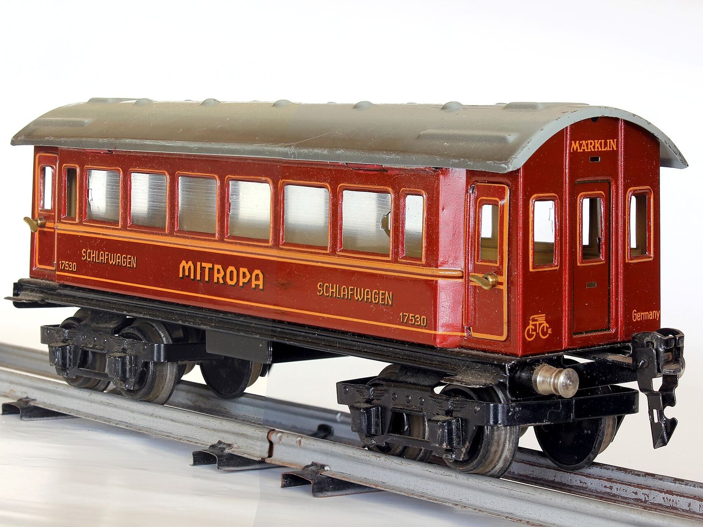 Rood blikken slaaprijtuig met opschrift Mitropa Schlafwagen en Märklin Germany op een rails