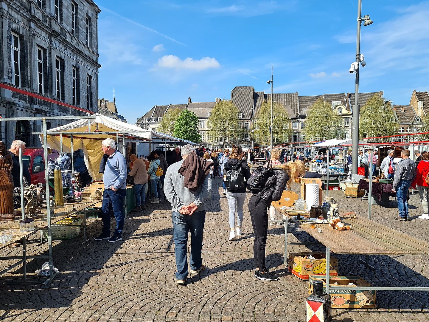 Bezoekers langs kramen met brocante op de Markt in Maastricht