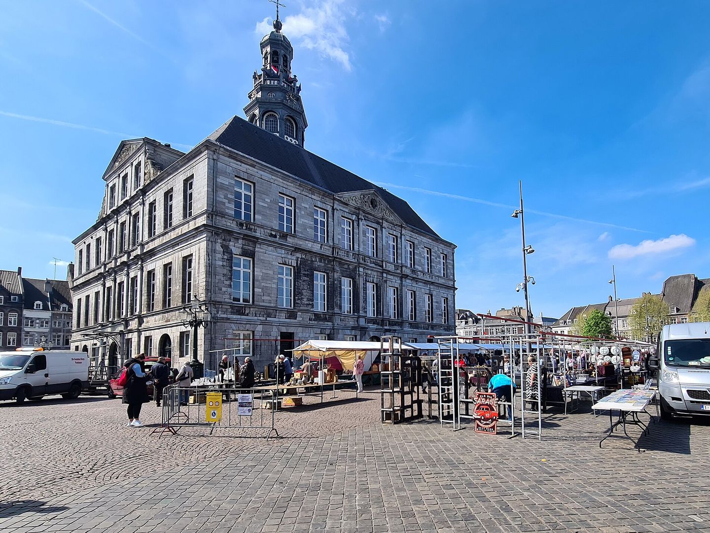Het stadhuis van Maastricht met kramen van de antiek- en brocantemarkt ervoor