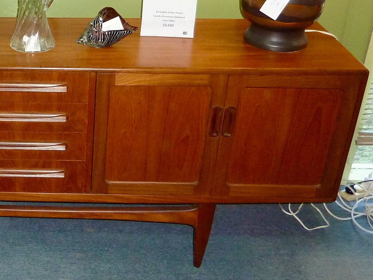 Lang roodbruin dressoir met vier deuren, vier laden in het midden en een open onderstel