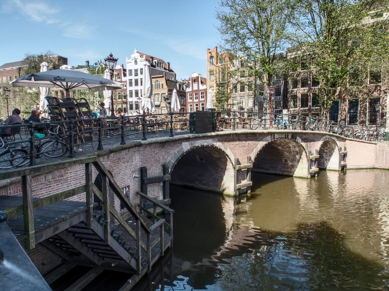 De gemetselde boogbrug Torensluis over het Singel, met een trap naar het water