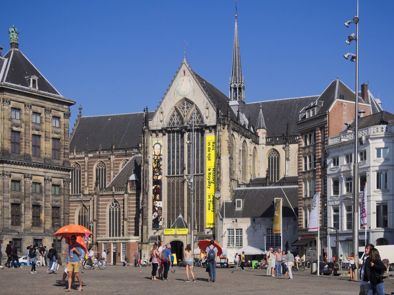 De gotische Nieuwe Kerk aan de Dam, naast het Paleis op de Dam