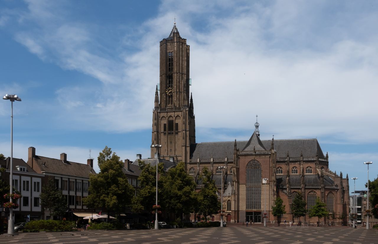 De Eusebiuskerk met haar hoge toren boven het plein en de huizen eromheen