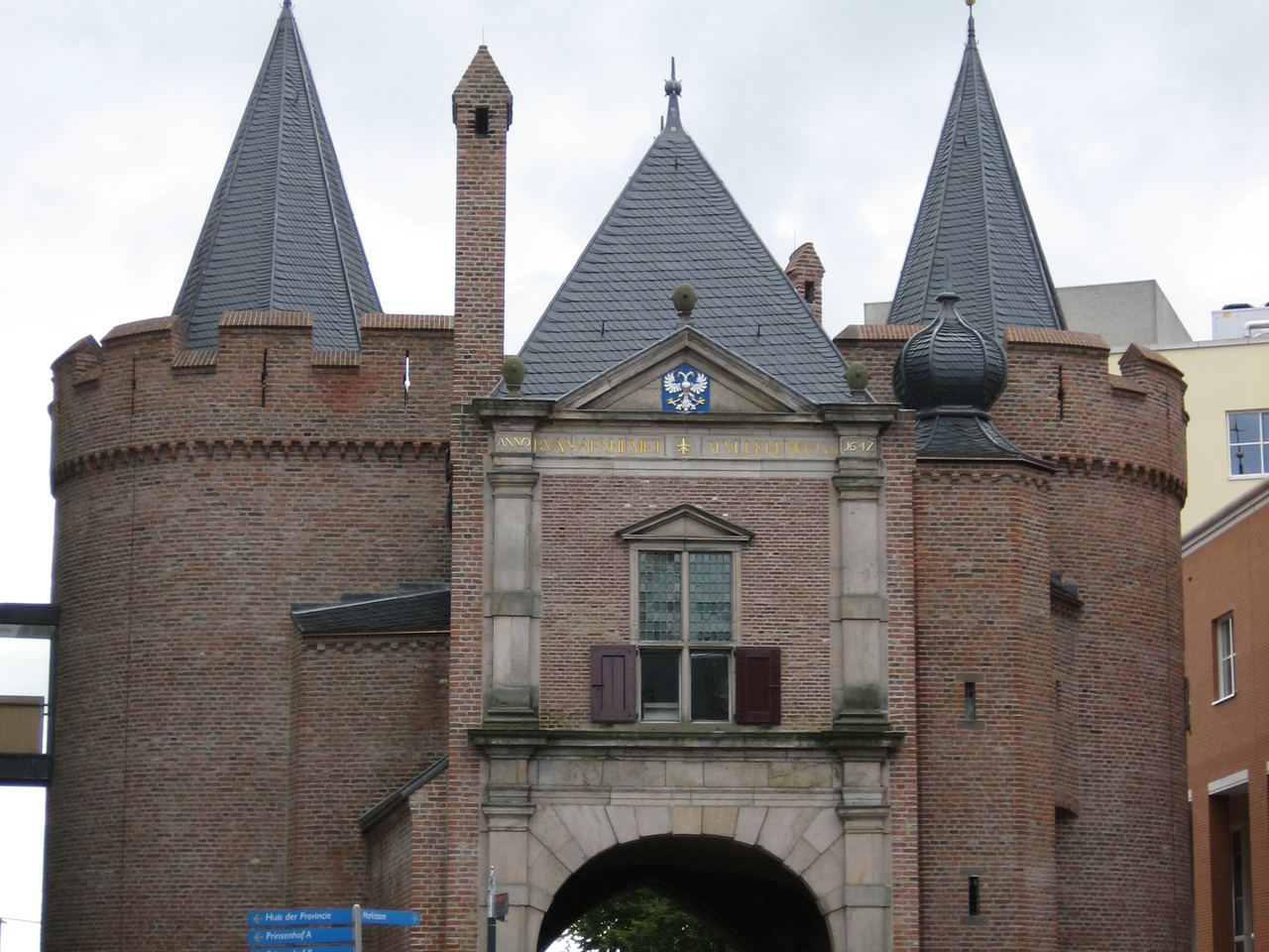 De Sabelspoort met twee ronde torens, spitse daken en een poortboog