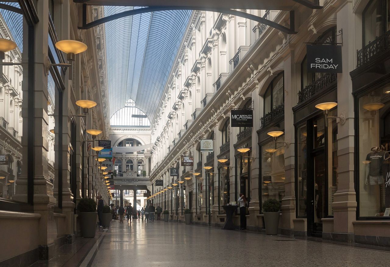 De overdekte winkelgalerij van de Passage met een glazen kap, lampen en winkelpuien aan beide kanten