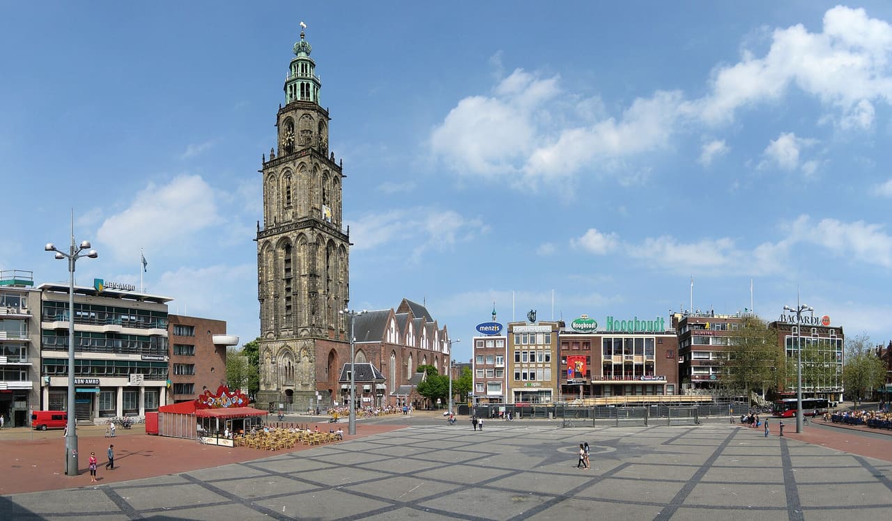 De Grote Markt met de Martinitoren onder een blauwe lucht met wolken
