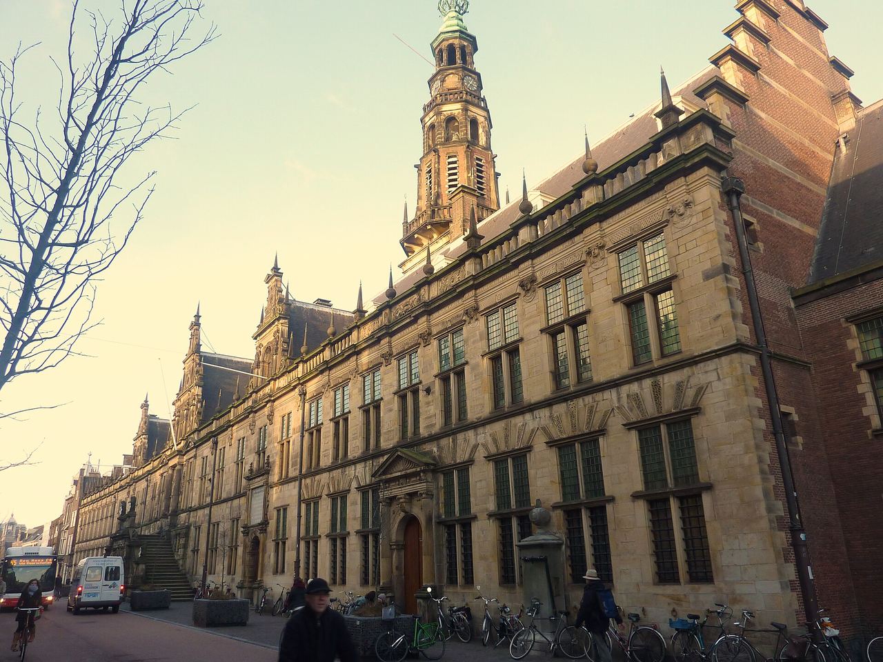 De lange renaissancegevel van het stadhuis aan de Breestraat met de toren boven de ingang