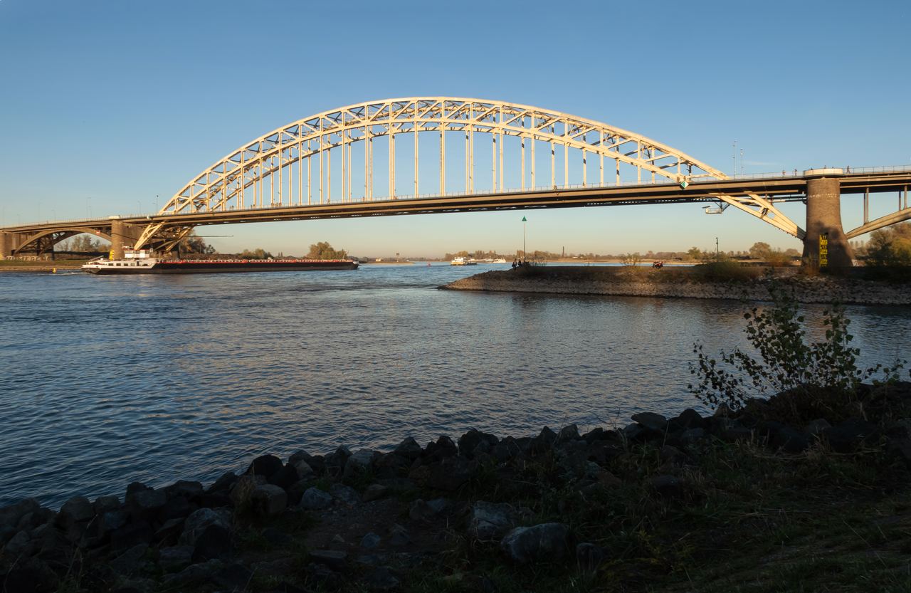 De Waalbrug over de Waal bij Nijmegen, gezien vanuit de stad