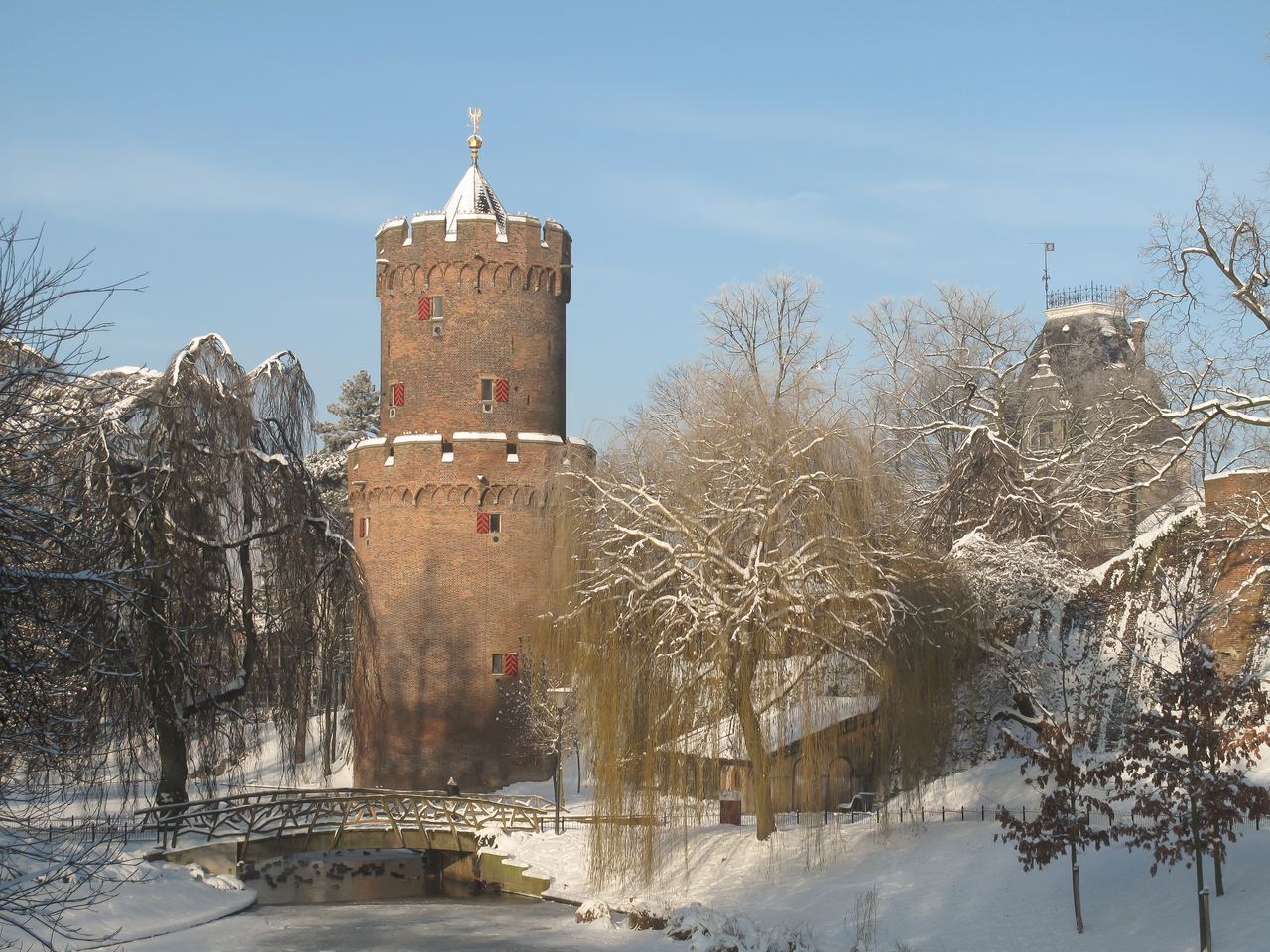 De Kruittoren tussen de bomen van het Kronenburgerpark