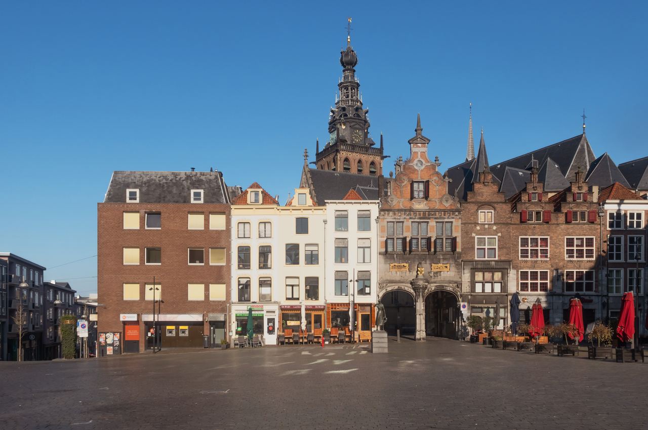 De Grote Markt met de toren van de Stevenskerk