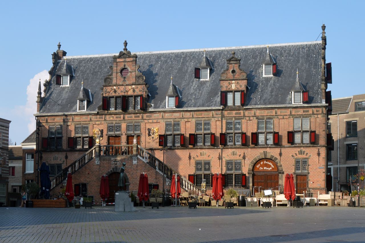 Het renaissancistische waaggebouw aan de Grote Markt