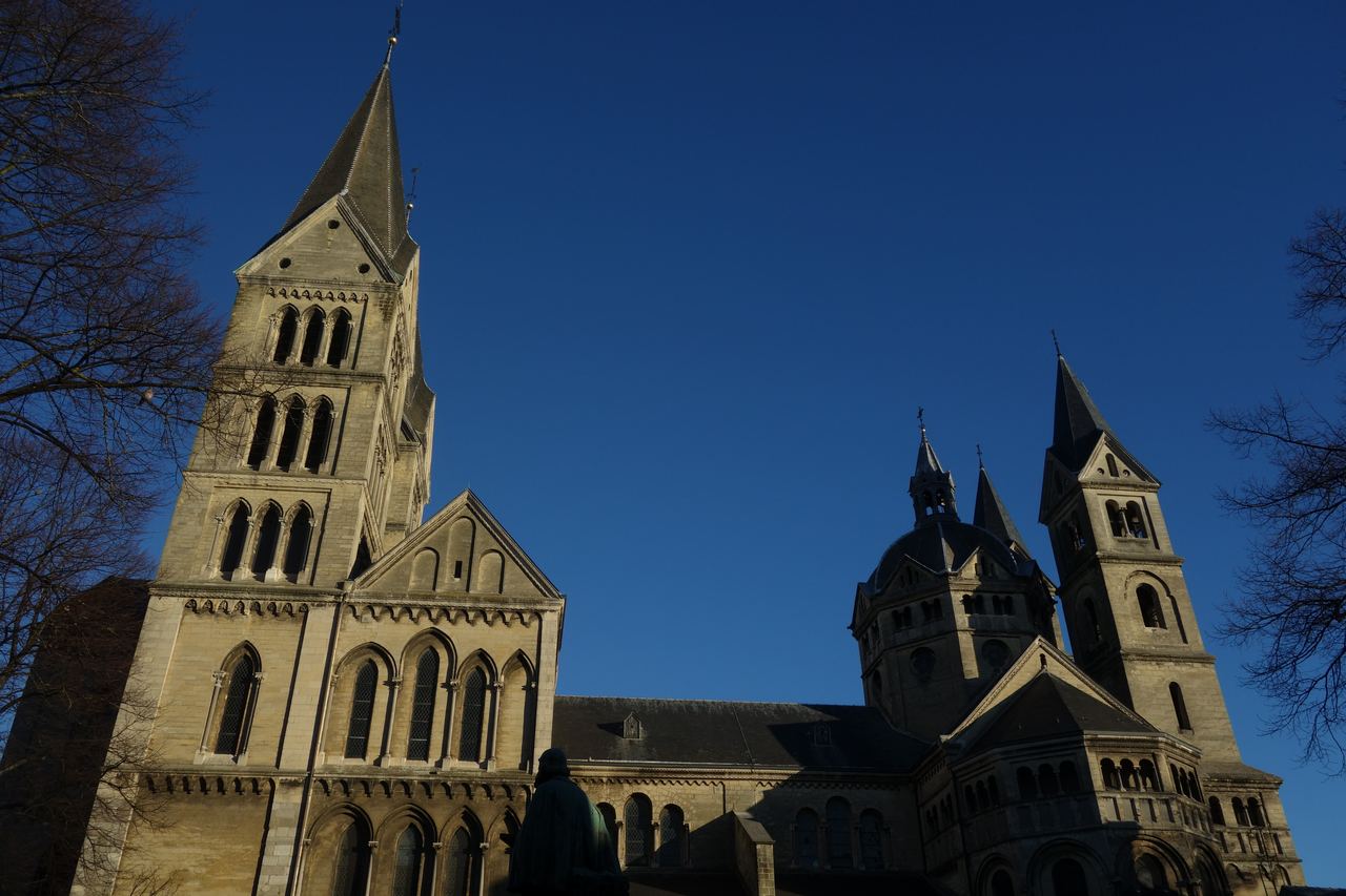 De Munsterkerk met haar romaanse torens en koepel tegen een blauwe lucht