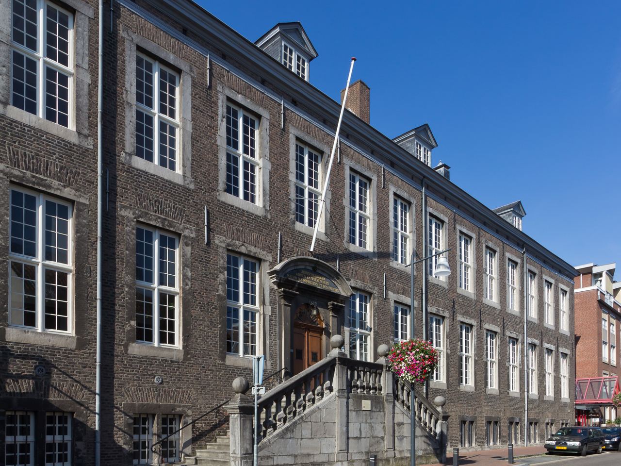 Lange bakstenen gevel van het Prinsenhof met een bordestrap bij de ingang