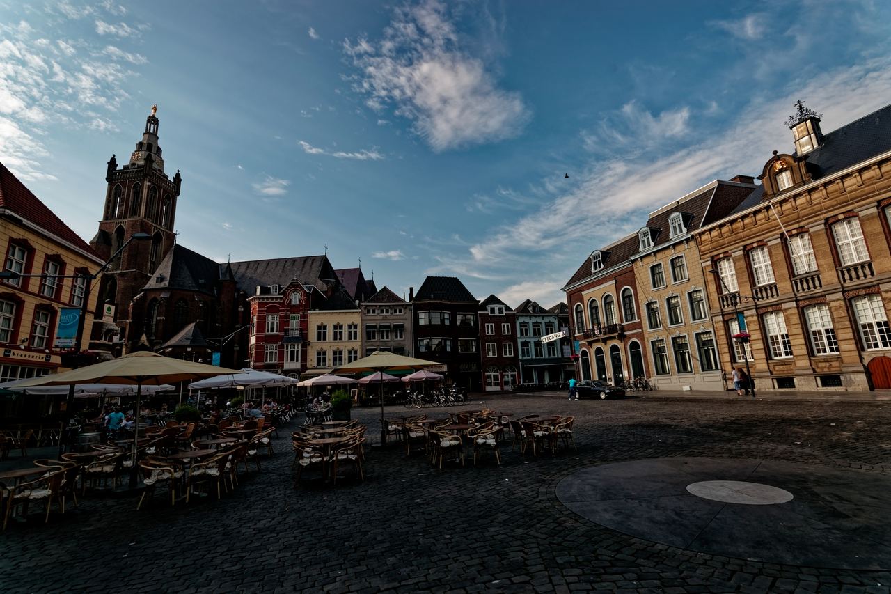 De Markt met terrassen, historische gevels en de toren van de Sint-Christoffelkathedraal