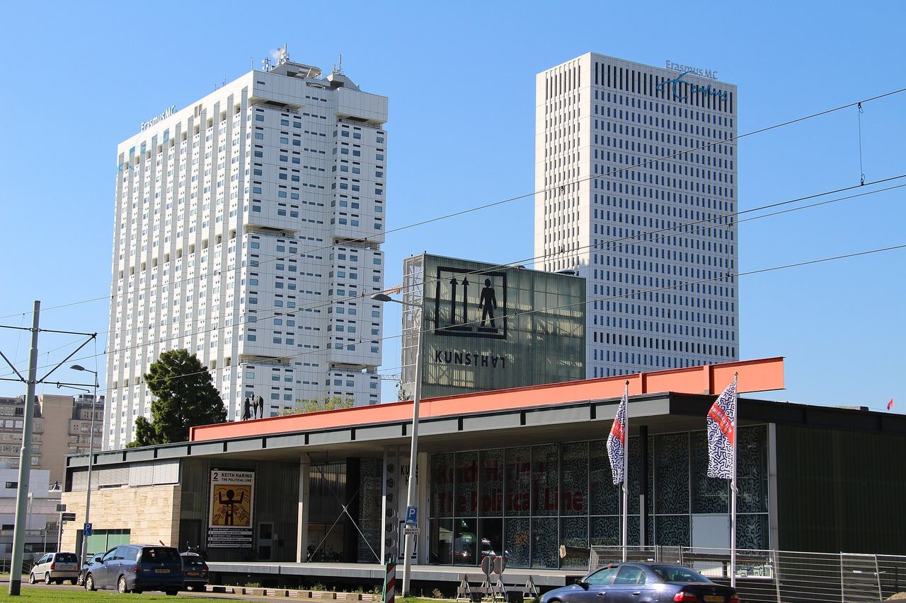 De Kunsthal aan de rand van het Museumpark met een oranje dakrand en hoge torens erachter