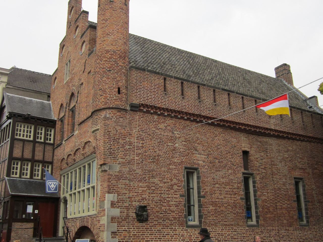 De Moriaan, een bakstenen huis met trapgevel en rond traptorentje met spitse punt