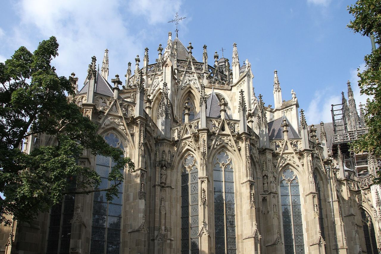 Het oostkoor van de Sint-Janskathedraal met luchtbogen, pinakels en hoge gotische ramen