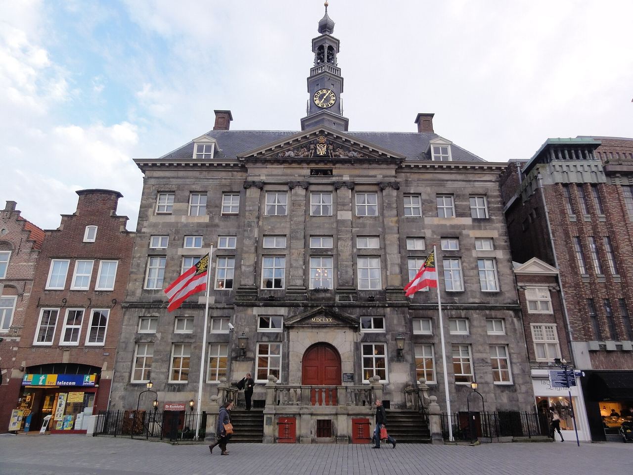 Het stadhuis met zijn classicistische voorgevel, bordes en klokkentoren aan de Markt