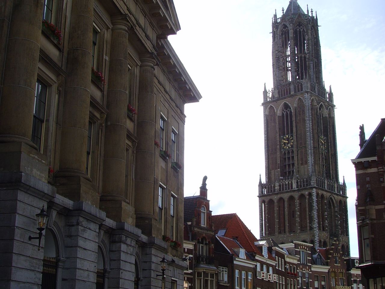 De Stadhuisbrug met links de gevel van het stadhuis en op de achtergrond de Domtoren