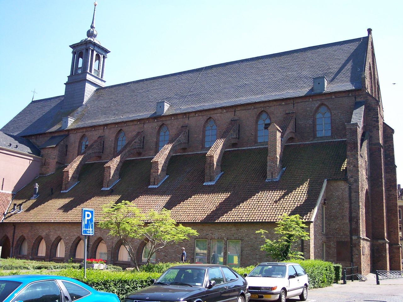 De gotische Broederenkerk met houten dakruiter, tegenwoordig de openbare bibliotheek