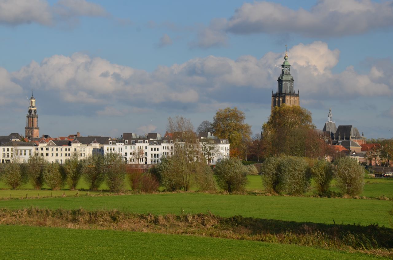 De skyline van Zutphen met historische torens, gezien vanaf de westoever van de IJssel in de herfst