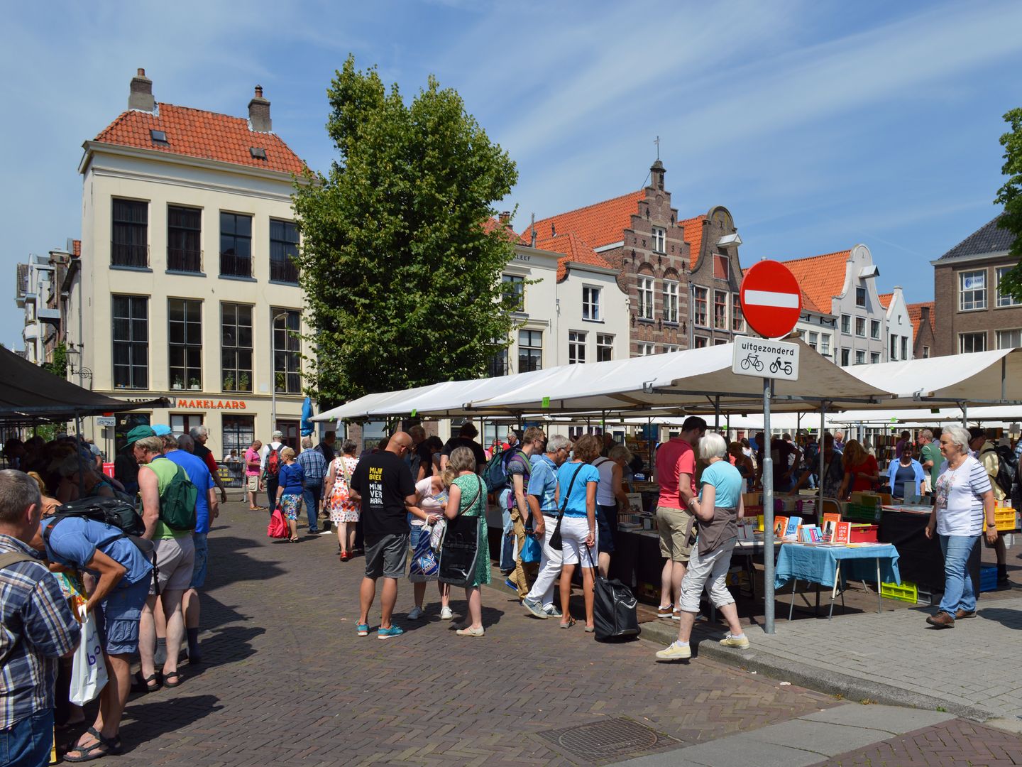 Rijen boekenkramen op de Nieuwe Markt in Deventer tijdens de Boekenmarkt