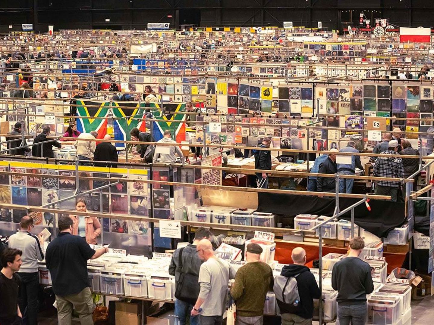 Volle hal van de Mega Record & CD Fair met lange rijen kramen, platenbakken en bezoekers