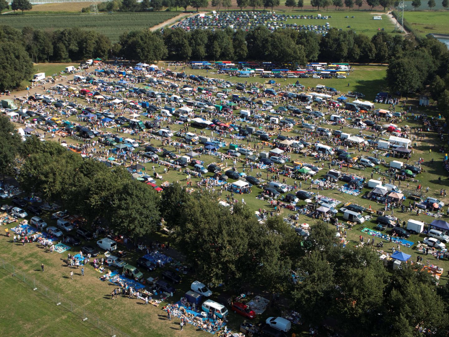 Buitenterrein van Carbootsale Horst met kramen en bezoekers