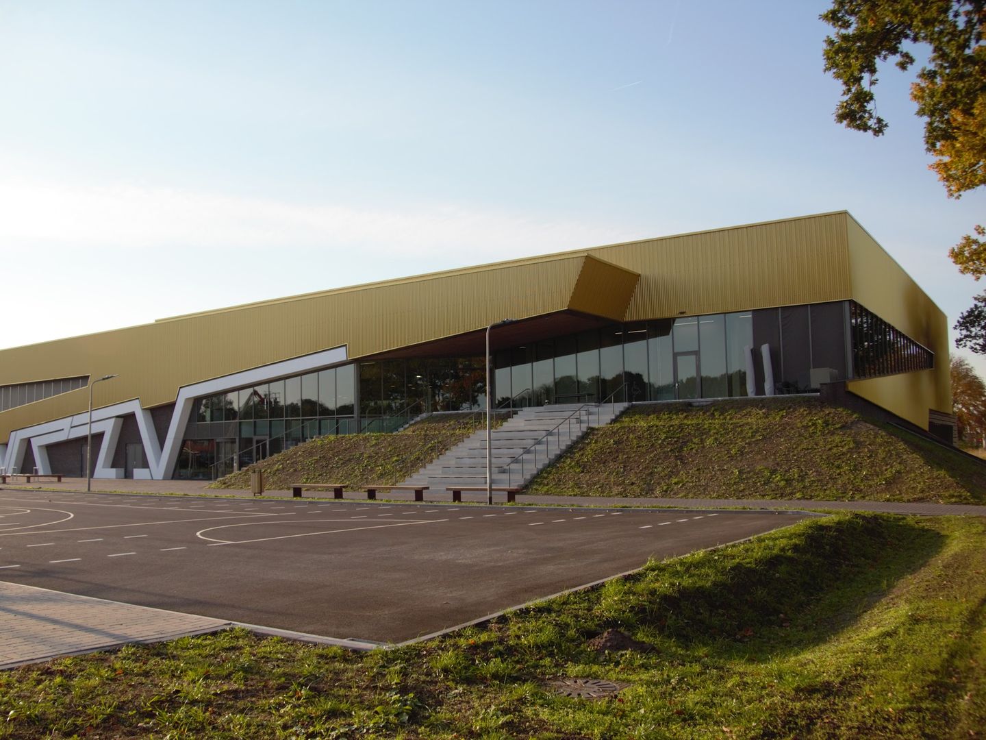 De goudkleurige gevel van de WRZV Hallen met de grote letters WRZV