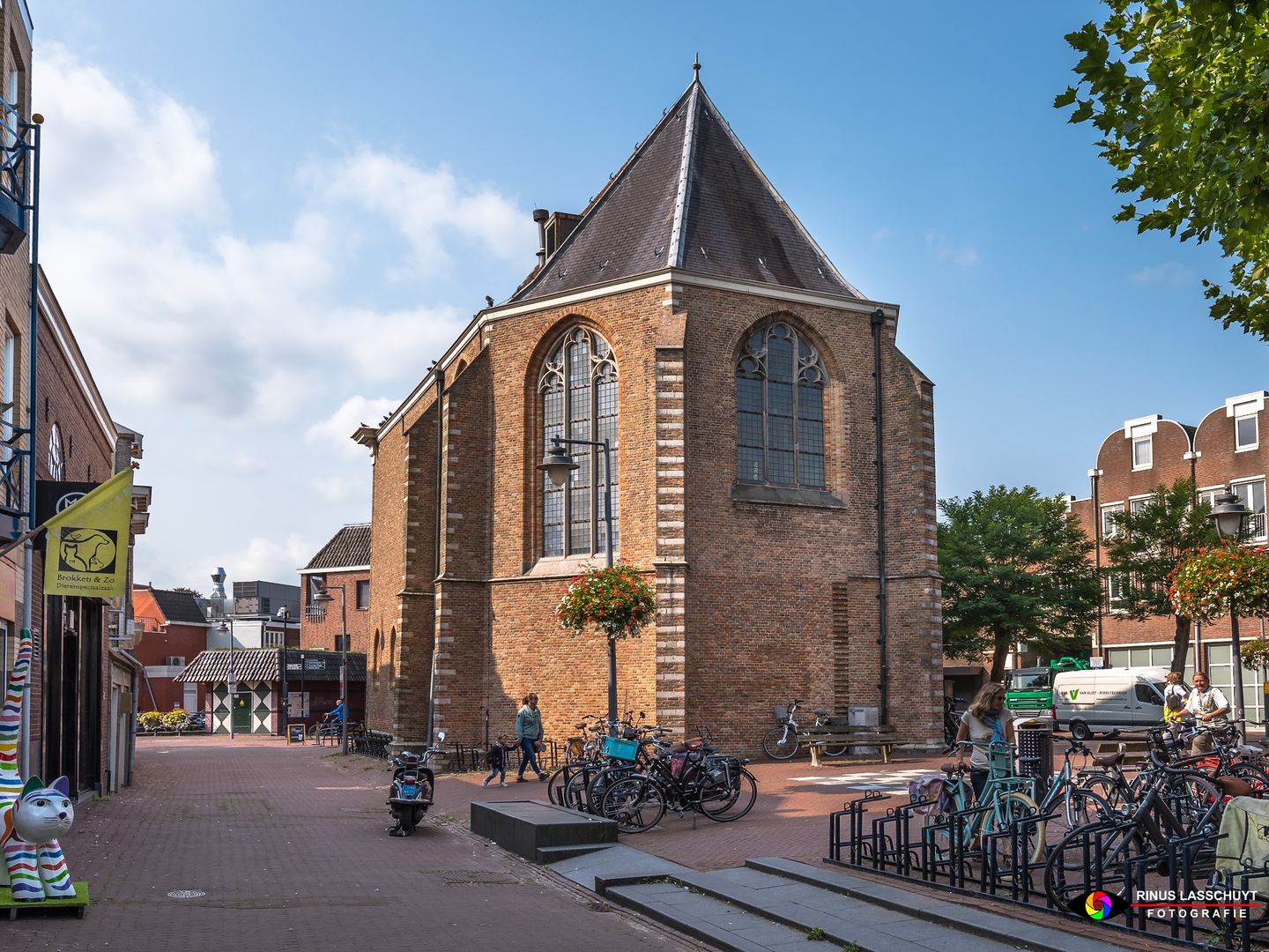 De bakstenen Agnietenkapel in Gouda met spitse ramen en een puntdak, met fietsen ervoor