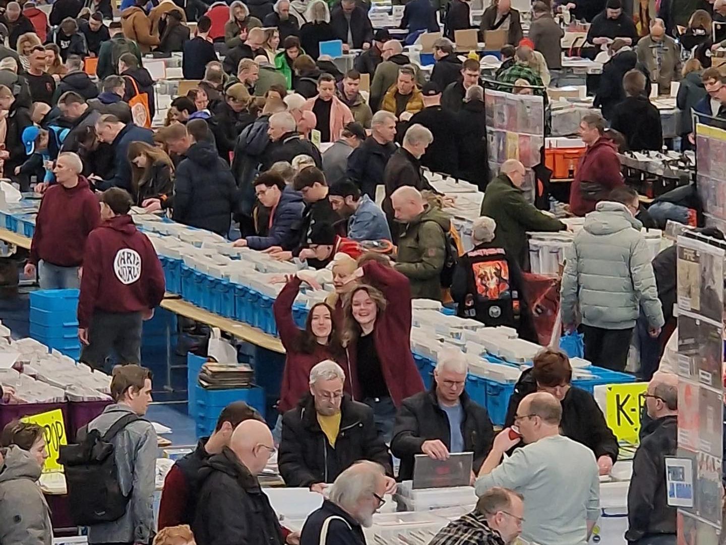 Drukte tussen lange rijen platenbakken op een platenbeurs van Variaworld in de WRZV Hal