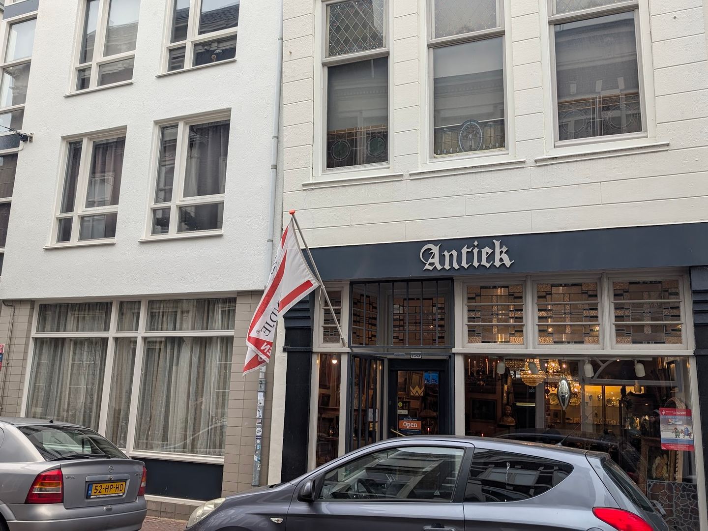 Witte gevel van Antiekhandel Jan Rijsdijk met het opschrift Antiek boven de etalage