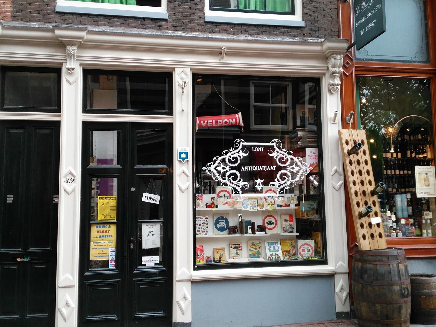Winkelpui van Antiquariaat Lont met boeken en prenten achter het raam