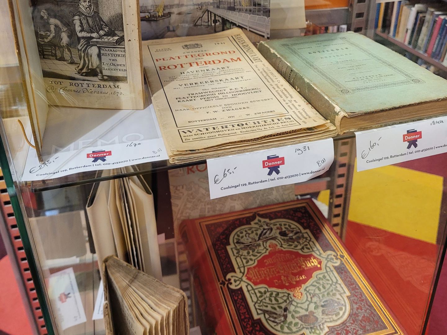 Vitrine met antiquarische boeken en oude prenten bij Antiquariaat Looijestijn