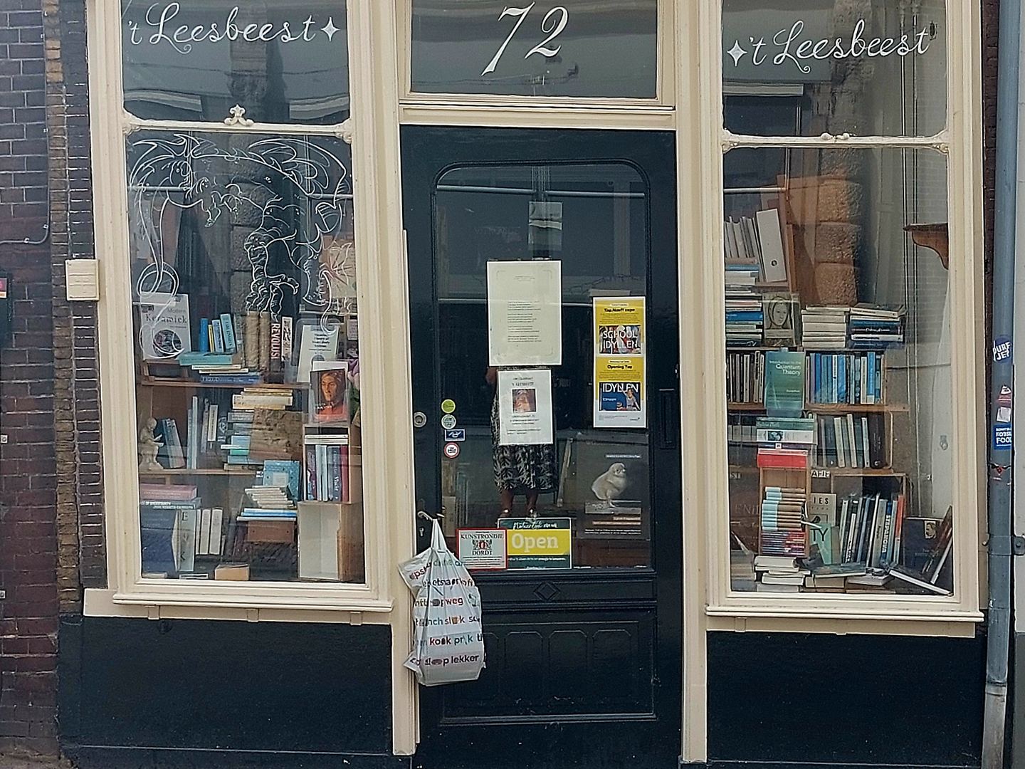 Winkelpui van 't Leesbeest met boekenkasten achter de etalageramen