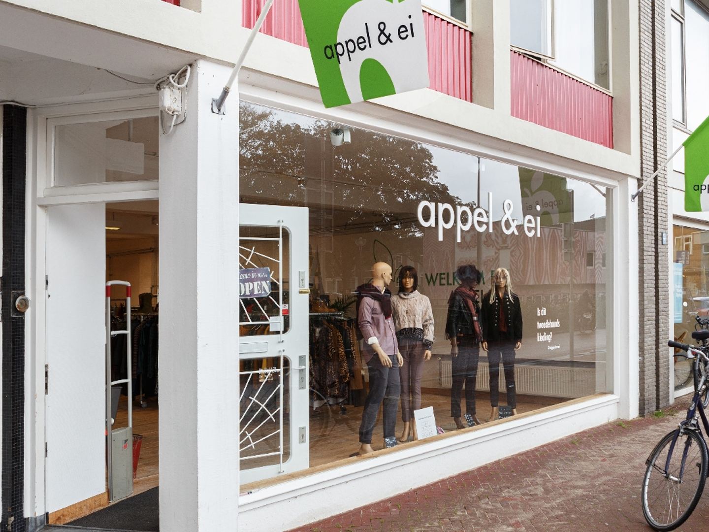 Etalage van Appel & Ei Arnhem met kleding aan paspoppen achter de winkelpui