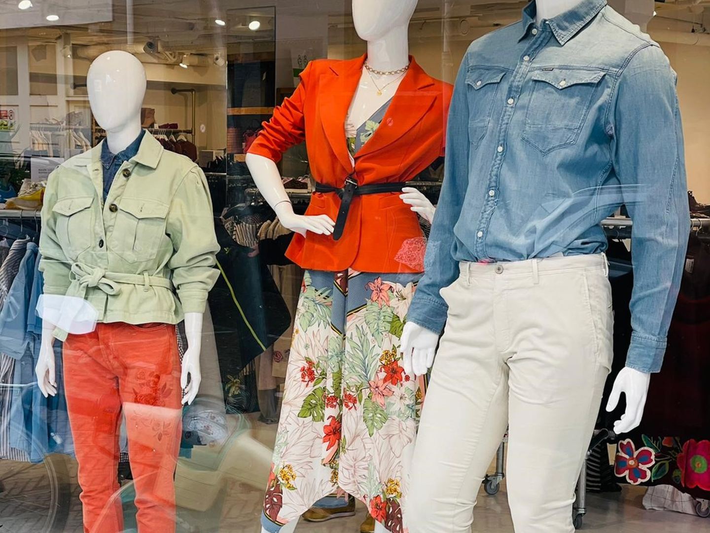 Etalagepoppen in tweedehands kleding achter het raam van Appel & Ei