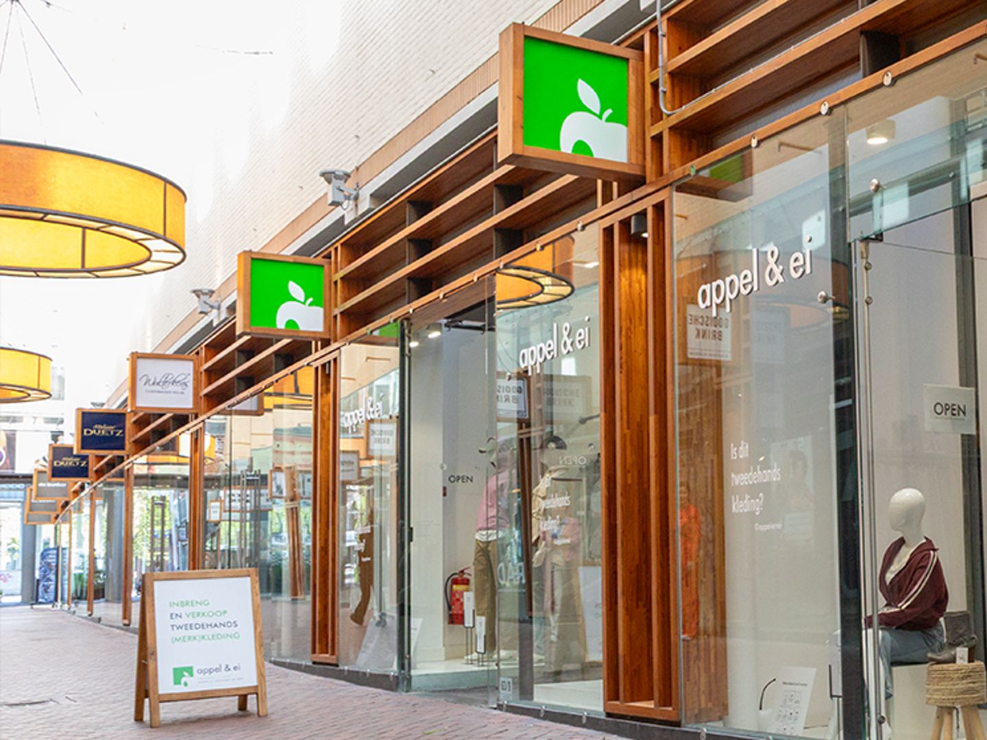 Winkelpui van Appel & Ei in een overdekte winkelpassage met etalagepoppen