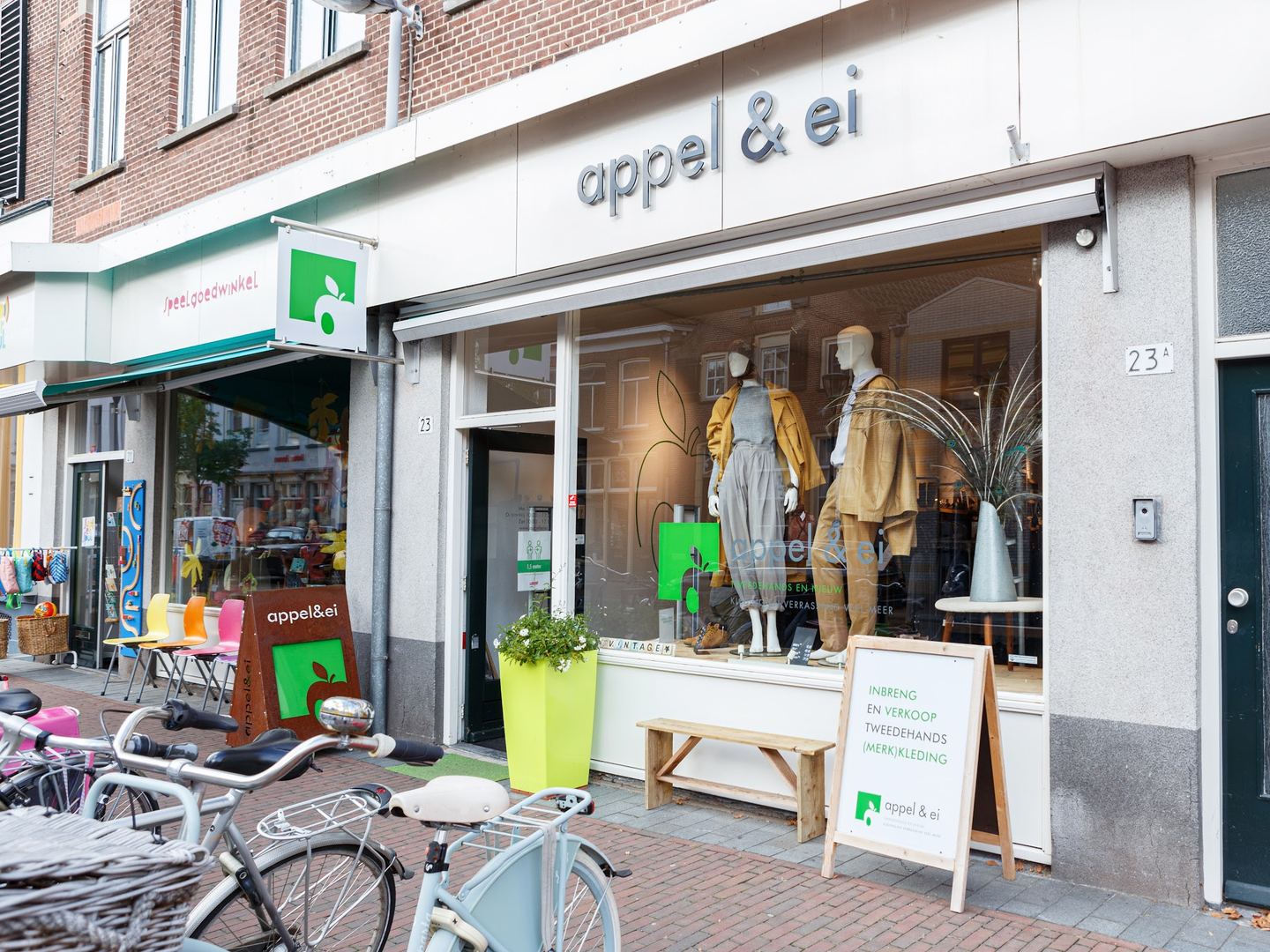 Gevel van Appel & Ei met etalagepoppen en een reclamebord op de stoep
